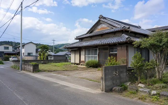 北茨城市の住宅街にある空き家や農家住宅の解体相談をイメージした写真