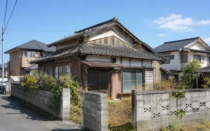 高萩市の住宅街にある空き家や古家の解体相談をイメージした写真