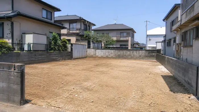 高萩市の住宅街で建物解体後に整地された土地の様子