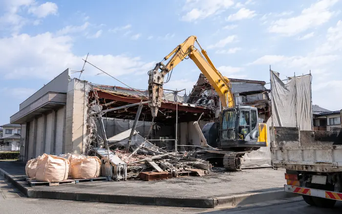 高萩市で店舗や倉庫などの建物解体工事を行っている現場の様子
