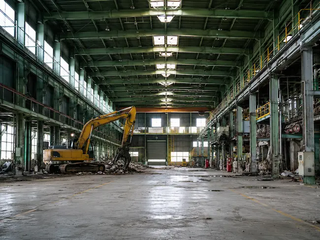 茨城県内で工場やプラントの解体工事に対応する鈴木建材のイメージ